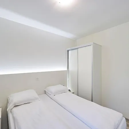 In With Pools & Vineyards