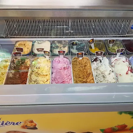 In With Pools & Vineyards Mauroux (Lot)