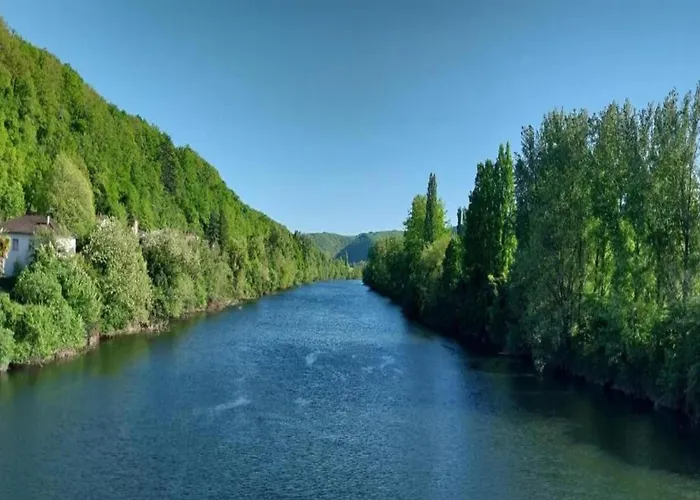 In With Pools & Vineyards Mauroux (Lot)
