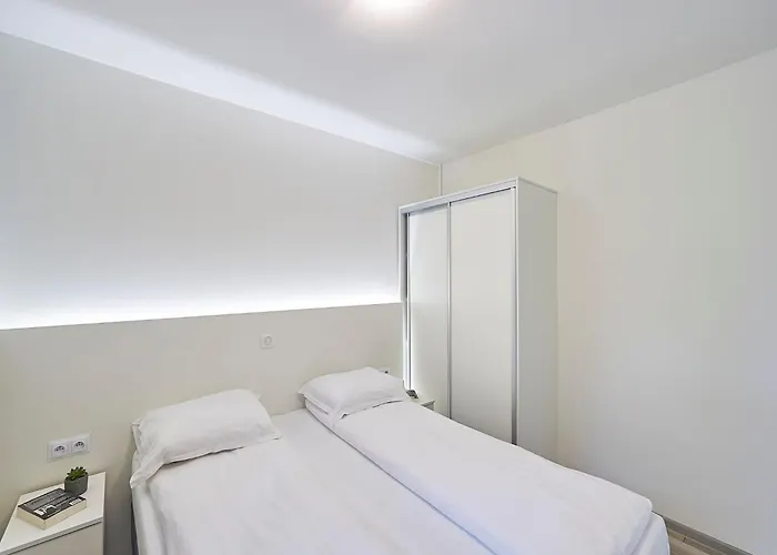 In With Pools & Vineyards