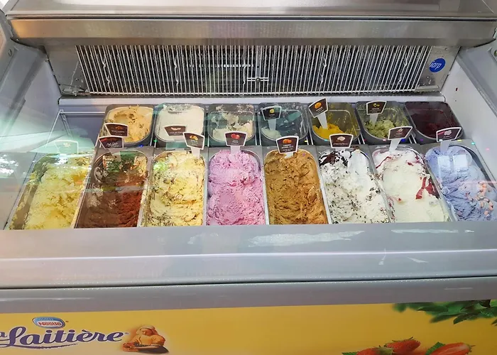 In With Pools & Vineyards Mauroux (Lot)